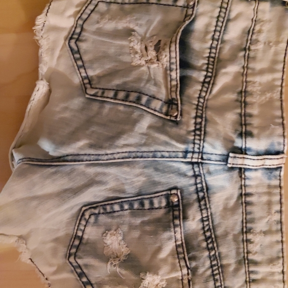 Almost Famous Distressed Shorts With Crochet Detail - Picture 6 of 7